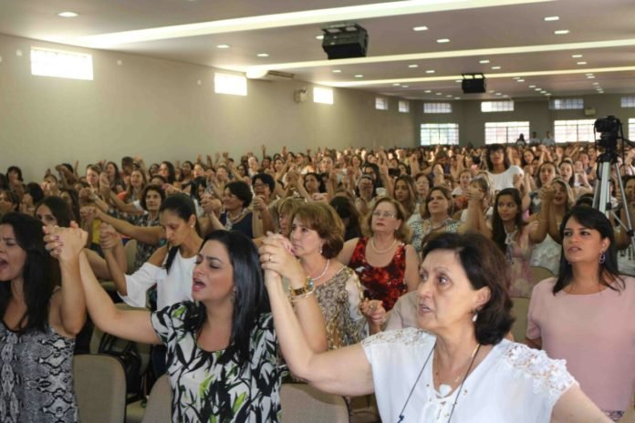 Mulheres na igreja louvando