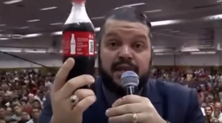 Agenor Duque com uma coca-cola