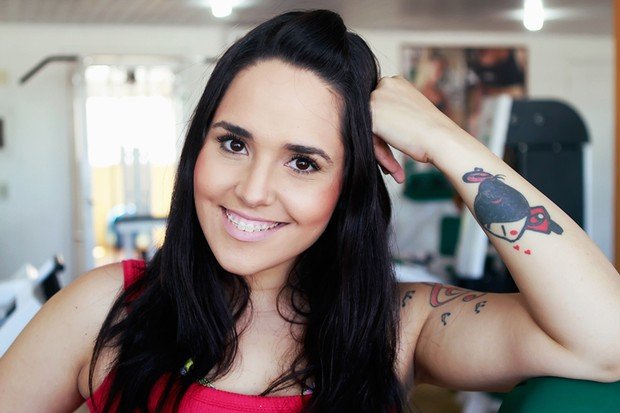 Cantora de funk e ex-cantora gospel Perlla