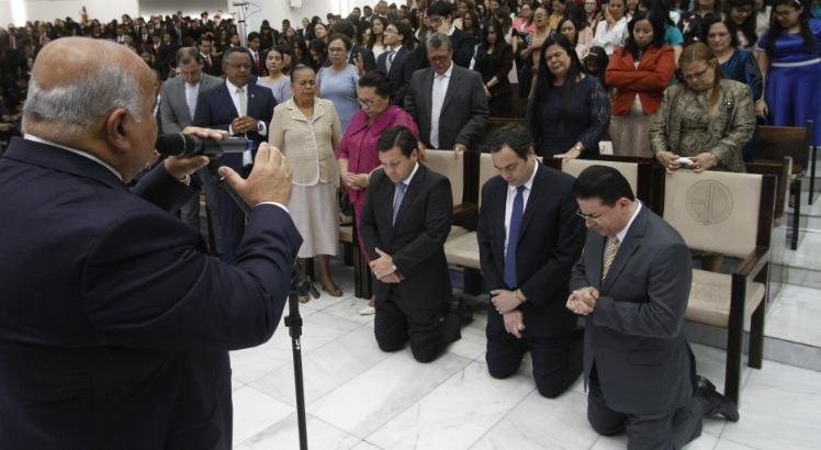 Governador de Pernambuco, Paulo Câmara, de joelhos recebendo oração do líder da Assembleia de Deus em Pernambuco, Pastor Aílton José