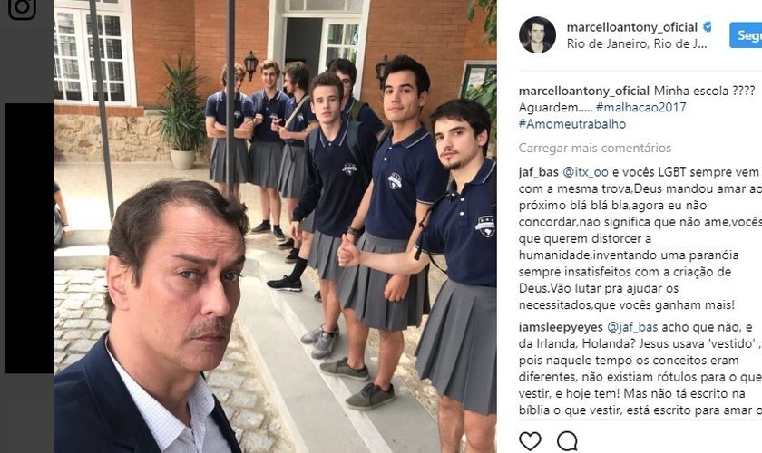 Atores da novela Malhação usando saias