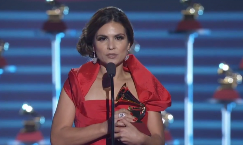 Aline Barros recebendo o Grammy Latino 2017