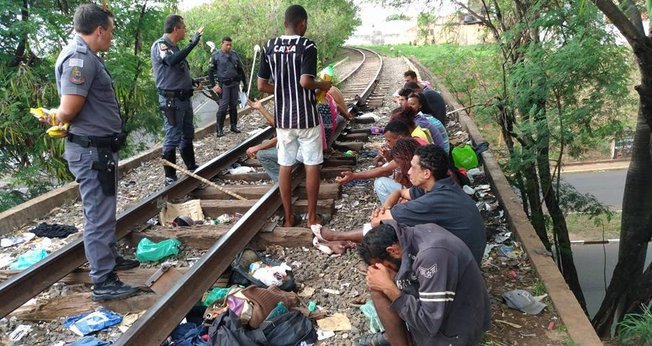 Policiais evangelizam viciados na cracolândia em uma linha férrea inativa de Presidente Prudente (SP)