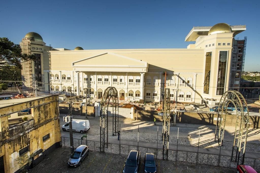 Novo templo da Igreja Universal fica no bairro Rebouças, em Curitiba