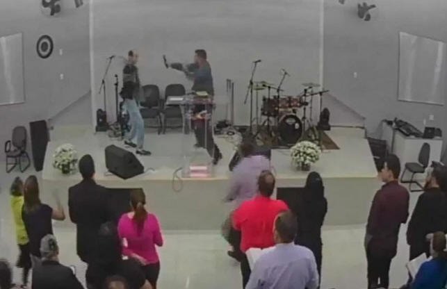 Homem ataca pastor durante culto