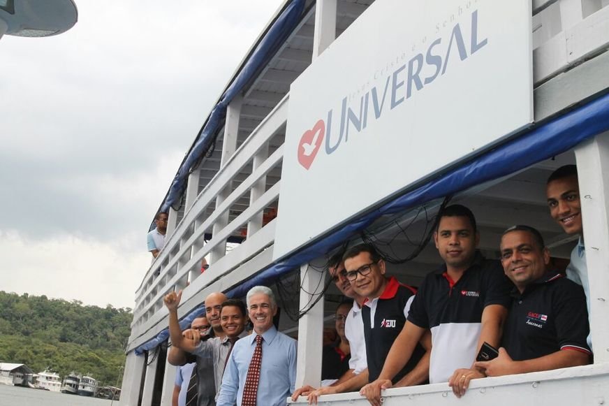 Igreja flutuante da Igreja Universal no Amazonas