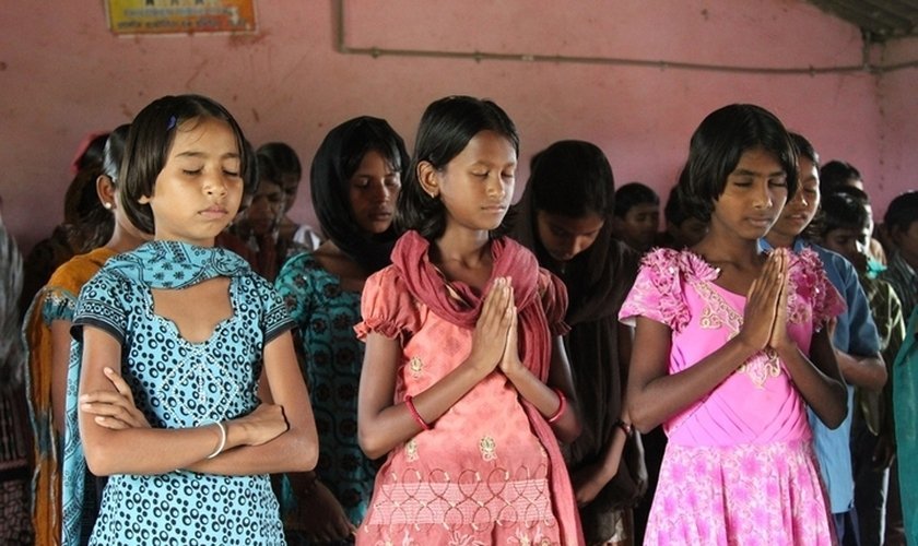 Adolescentes orando em Laos