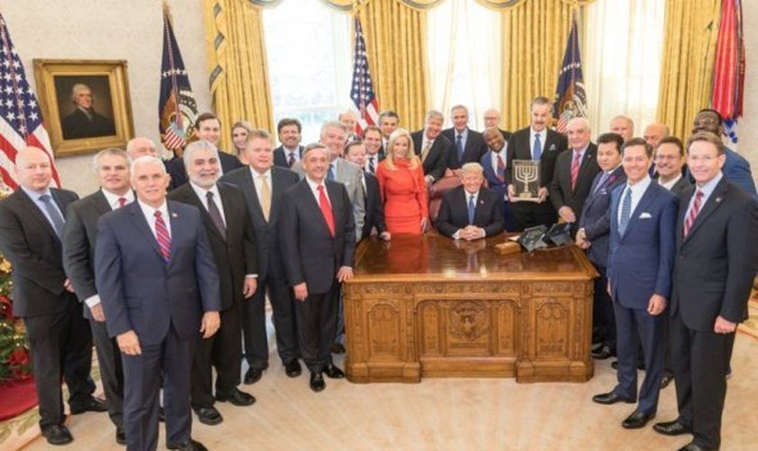 Presidente Donald Trump e pastores na Casa Branca após EUA reconhecer Jerusalém como capital de Israel em dezembro de 2017