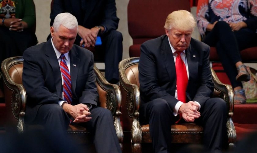 Donald Trump e Mike Pence em momento de oração