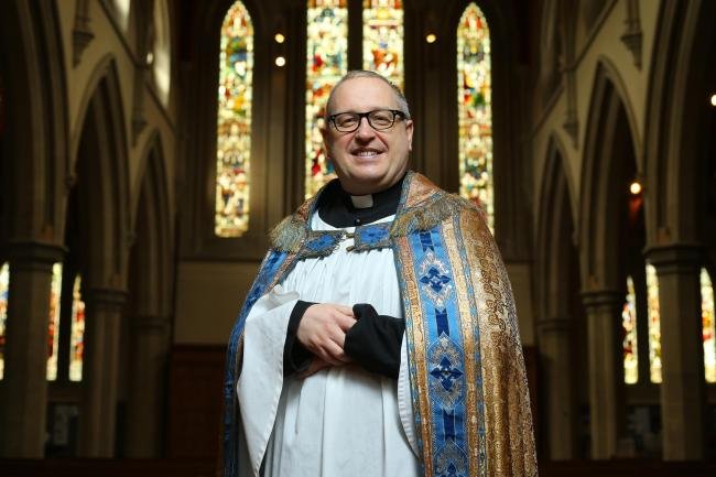 Padre Kelvin Holdsworth é gay assumido e ativista do movimento LGBT