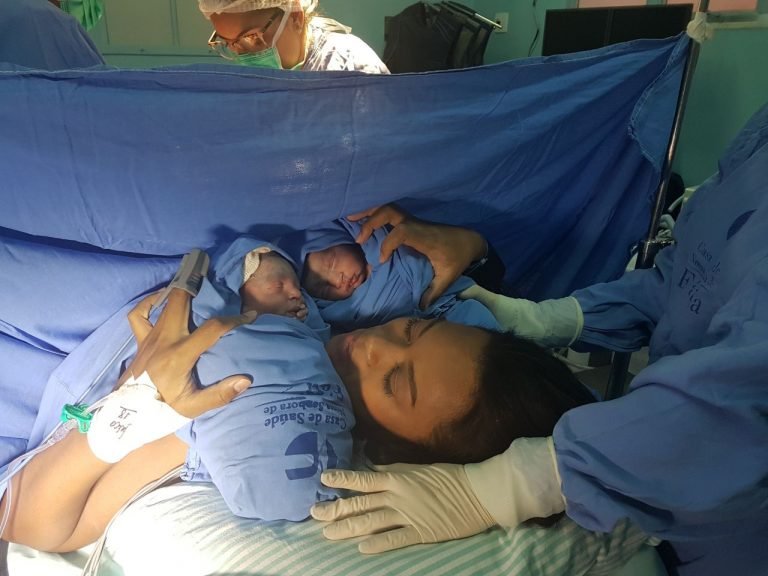 Cantora Elaine Martins com os gêmeos João e Joabe logo após o parto