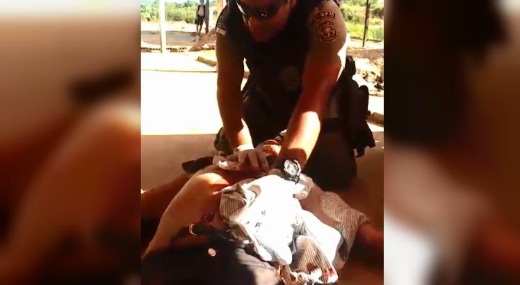 Policial faz oração por vítima ferida na cidade de Palmares, Zona da Mata Sul de Pernambuco