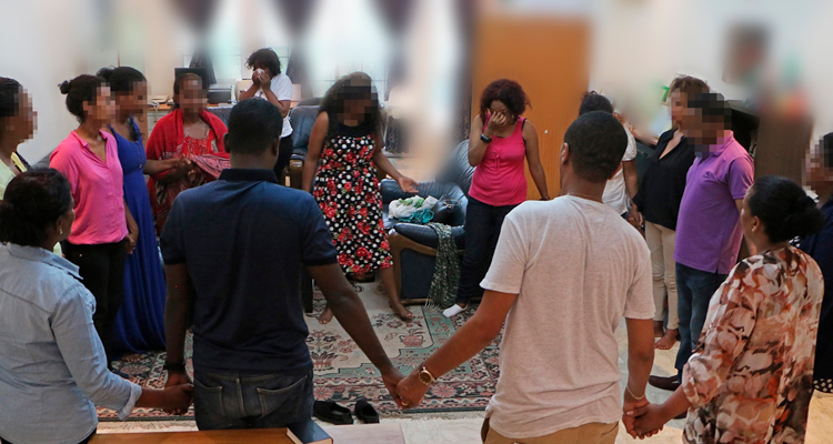 Cristãos orando na Eritreia