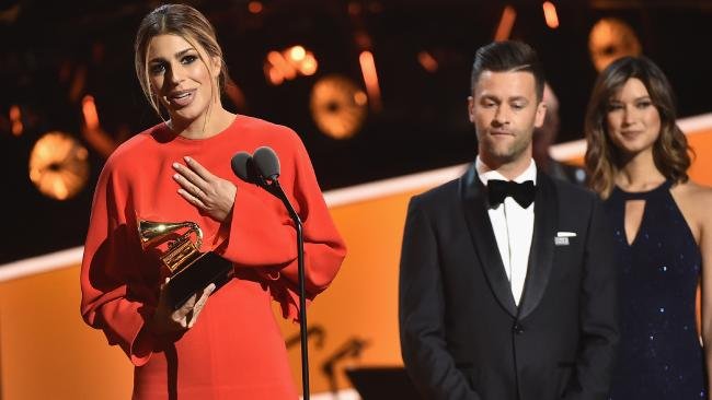 A cantora Brooke Lightwood e o cantor Ben Fielding, do Hillsong Worship