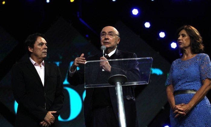 Henrique Meireles ao lado do bispo Robson Rodovalho, líder da Igreja Sara Nossa Terra