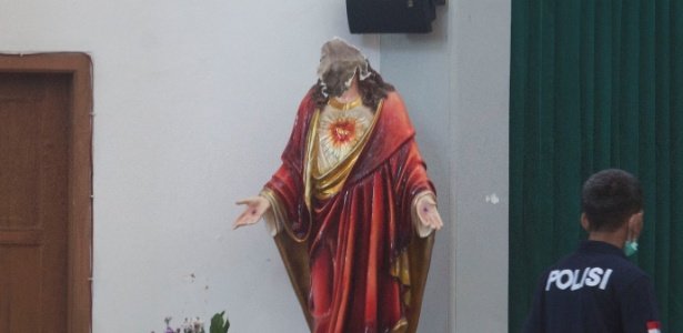 Imagem de Jesus atacada em igreja católica na Indonésia