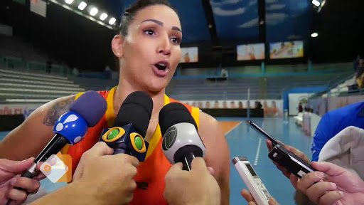 Jogadora de vôlei Tandara, fala sobre a transexual Tifanny na Superliga