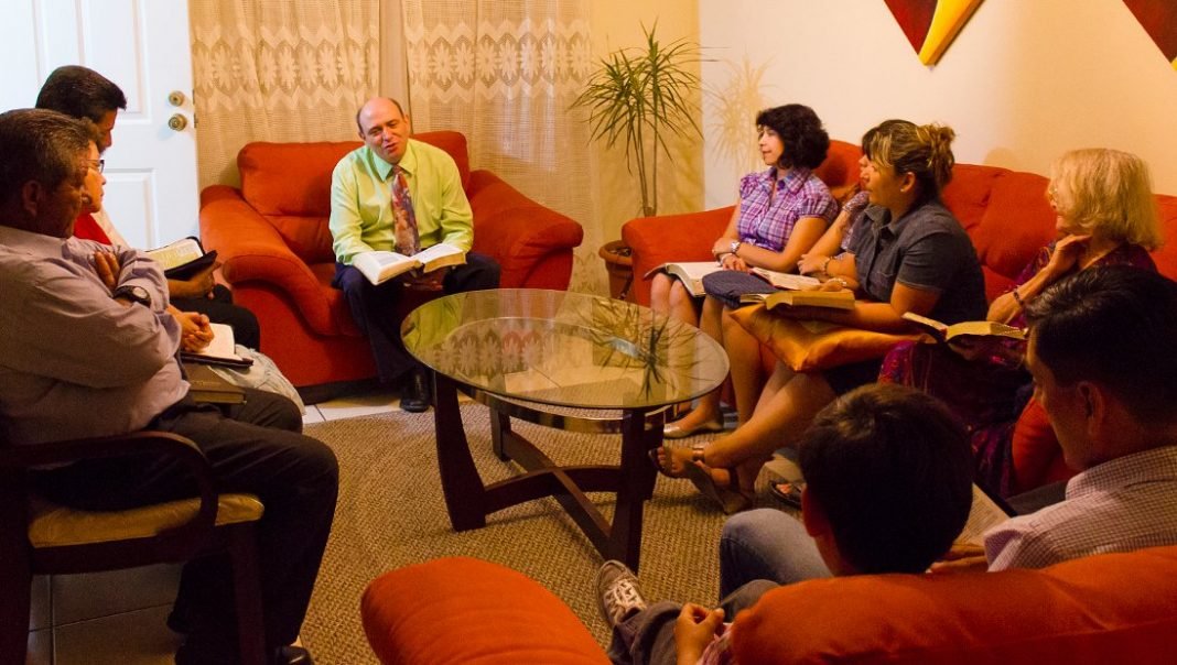 Grupo se reúne em uma casa para culto
