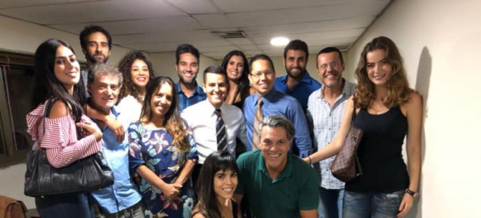 Atores da Record visitam a IURD