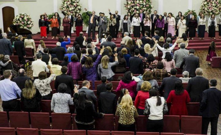 Culto na igreja Ministério Rhema