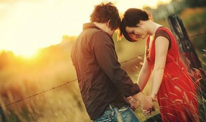 Casal cristão orando