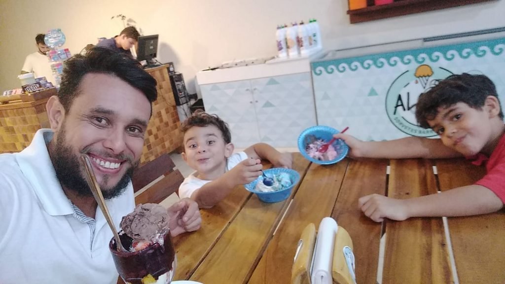 Pastor George Alves, o enteado Kauã, de 6 anos e seu filho Joaquim, de 3 anos