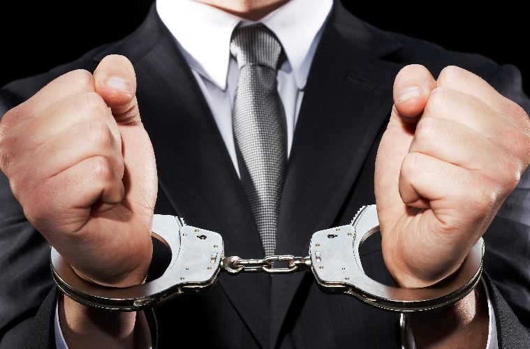 Homem de paletó e gravata com algemas (ilustração)