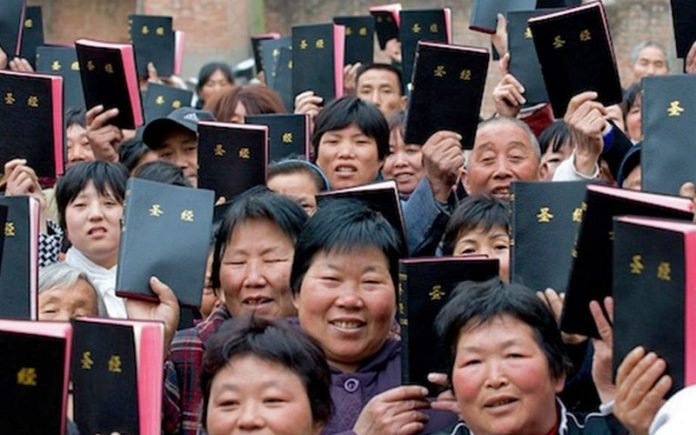 Chineses com a Bíblia na mão