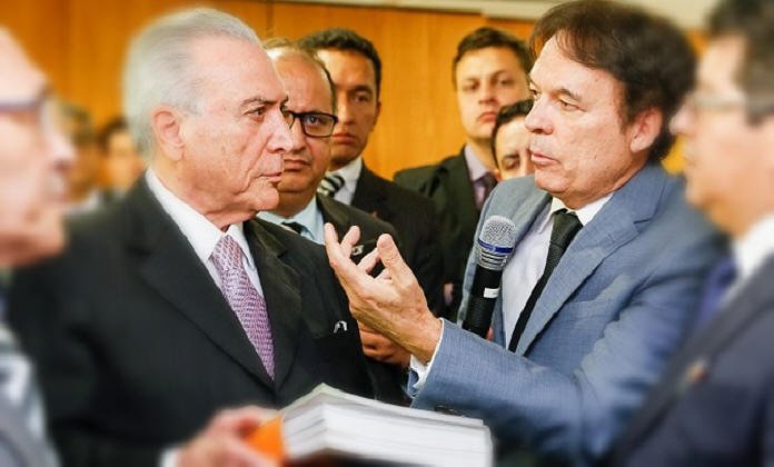 Michel Temer com o bispo Robson Rodovalho e outros pastores