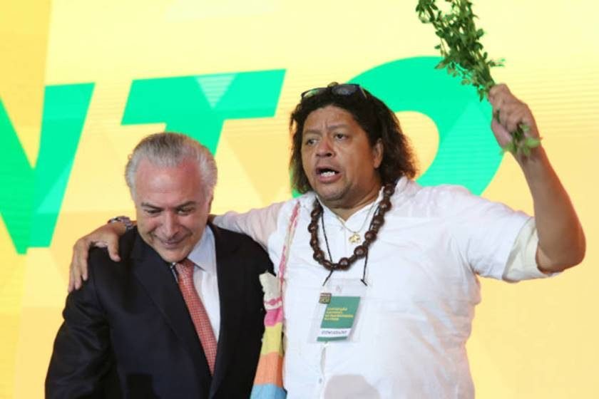 Pai de santo Uzêda benzendo Michel Temer em dezembro de 2017