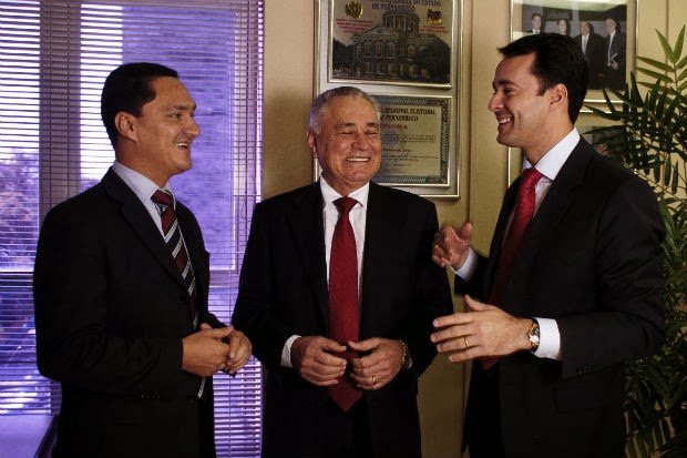 André Ferreira (esquerda), o pai Manoel Ferreira (centro) e Anderson Ferreira (direita)