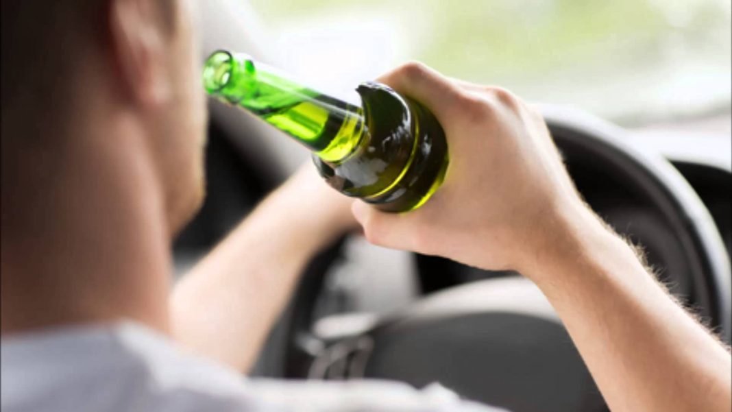 Motorista ingerindo bebida alcoólica enquanto dirige