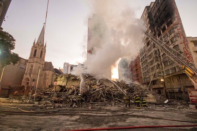 Igreja Luterana destruída após ser atingida pelo desabamento de um prédio próximo que estava em chamas