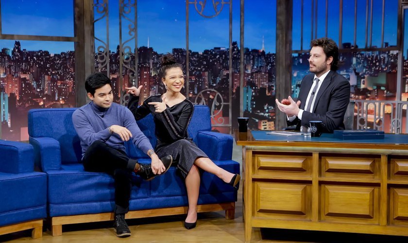 Priscilla Alcantara e Yudi Tamashiro no programa The Noite, com Danilo Gentili
