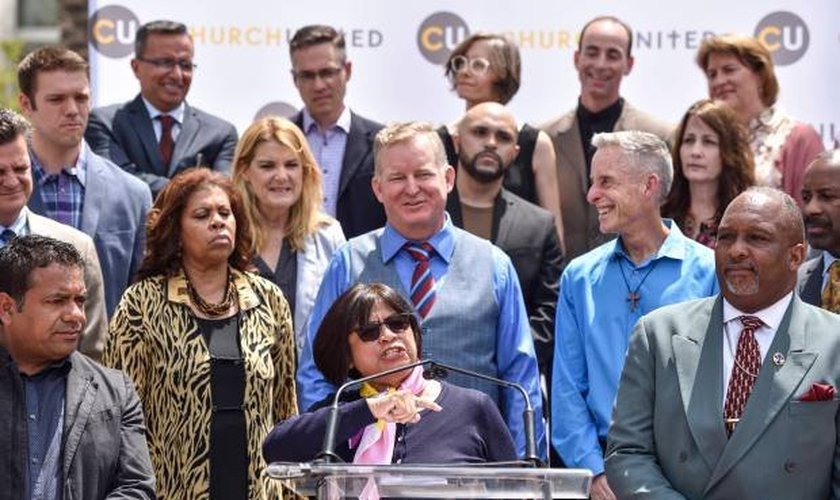 Ex-gays e líderes religiosos protestam contra lei que ameaça banir aconselhamento de cristãos