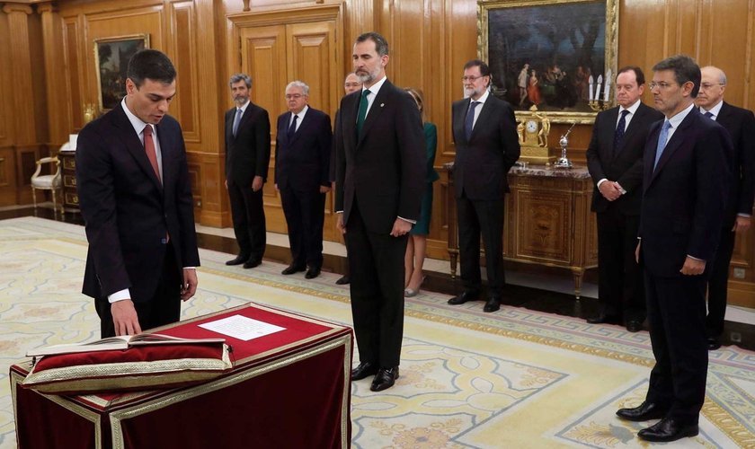 Primeiro-ministro da Espanha, Pedro Sánchez, se negou a jurar sobre a Bíblia, mas apenas diante da Constituição, na sua posse. (junho 2018)