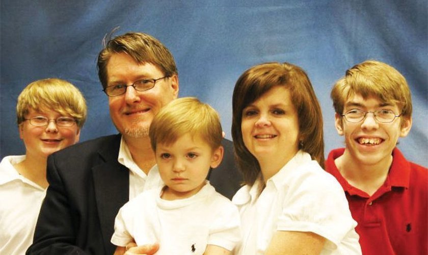 Les e Karen Ferguson junto com os filhos Conner, Casey e Cole, que tinha paralisia cerebral.