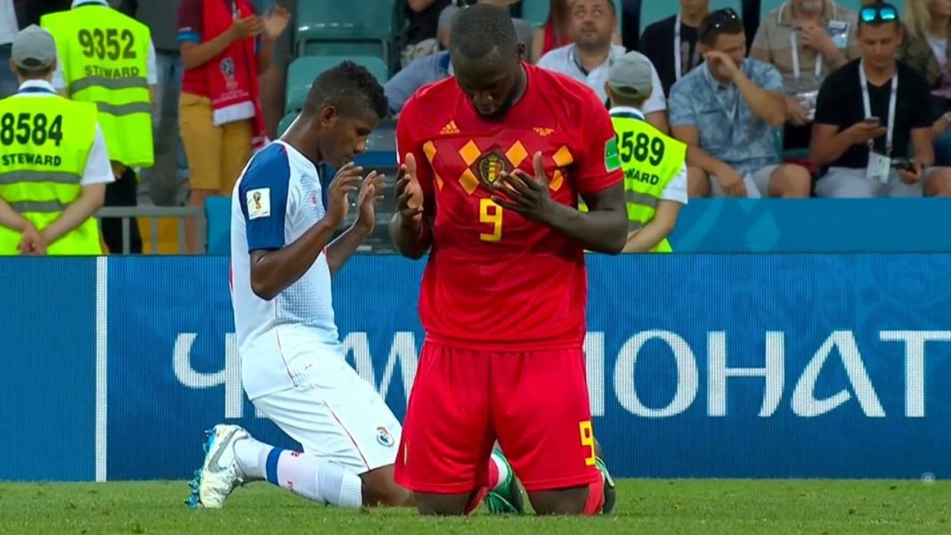 Romelu Lukaku da Bélgica (D) e Fidel Escobar do Panamá ajoelhado em oração após uma partida da Copa do Mundo de 2018 na Rússia em 18 de junho de 2018.