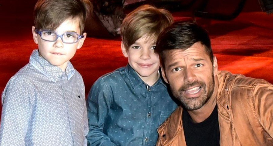 Cantor gay Rick Martin e seus dois filhos adotados