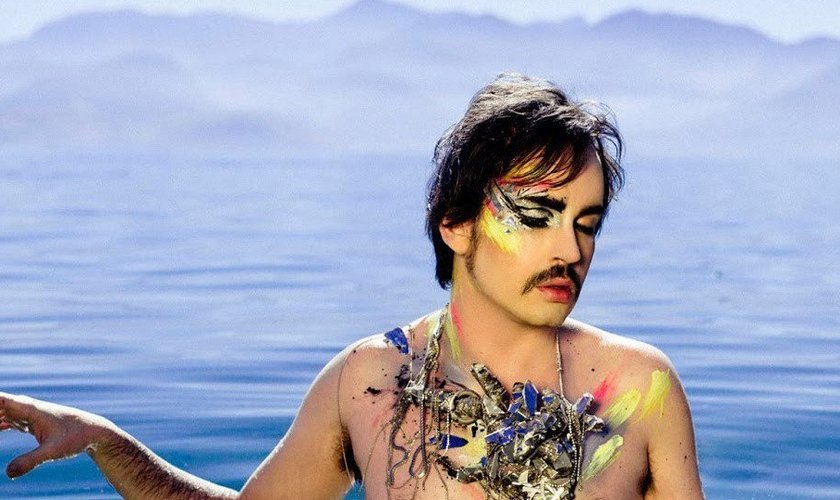 Cantor, compositor e transformista pernambucano Johnny Hooker