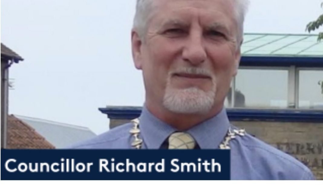 Richard Smith, renunciou ao cargo de prefeito após sua família e igreja serem atacadas por ativistas LGBT