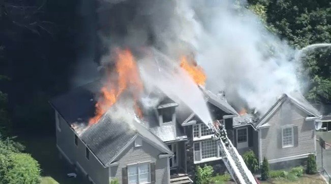 Incêndio destrói casa da cantora Elaine de Jesus, nos EUA