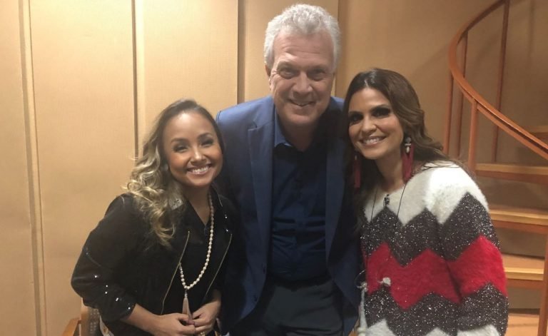 Aline Barros e Bruna Karla com Pedro Bial, no programa 