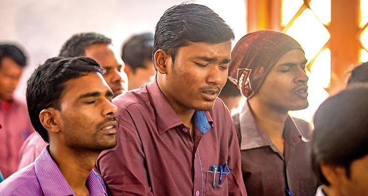 Cristãos orando na Índia