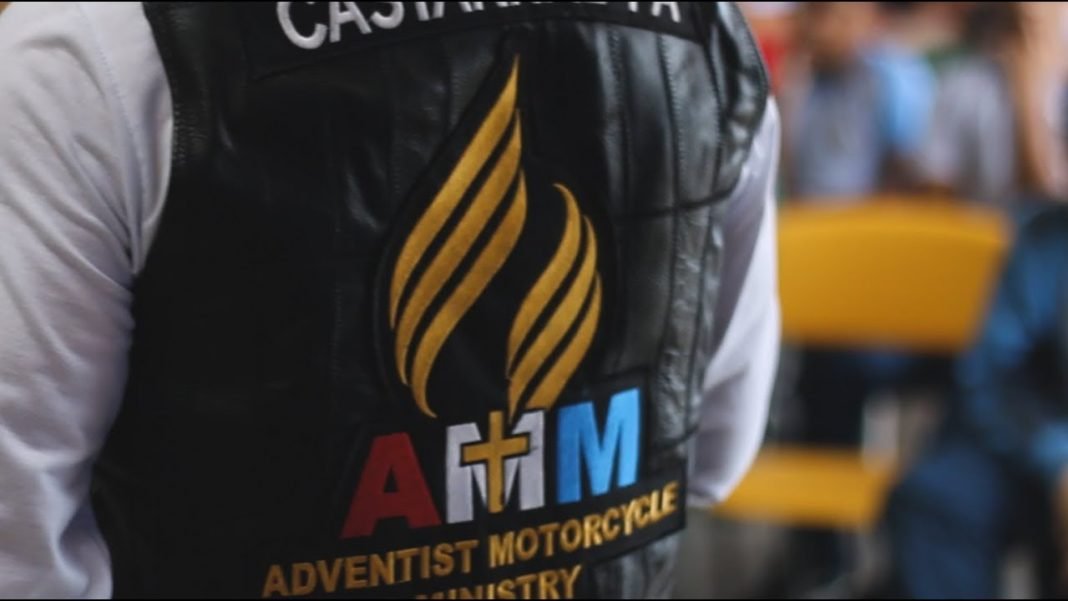 Motoqueiro com uma jaqueta do Ministério de Motociclistas Adventistas
