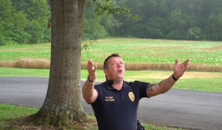 Policial Jason Hepler emocina nas redes sociais cantando a canção 