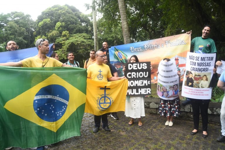 Movimentos religiosos protestaram na abertura da exposição Queermuseu