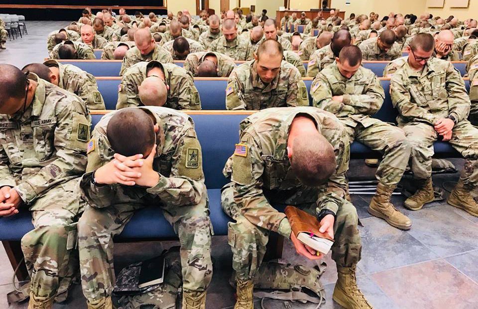 Soldados do Exército dos EUA orando