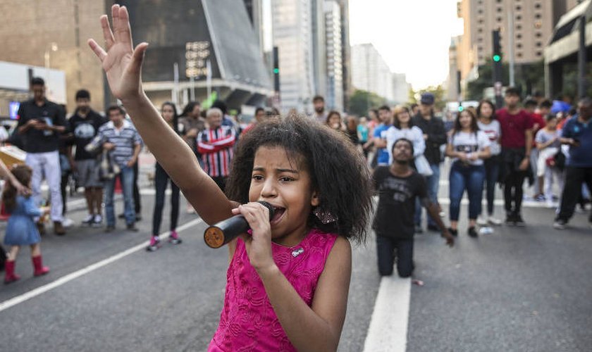 Aos 10 anos, Vitória de Deus canta e prega na Avenida Paulista.