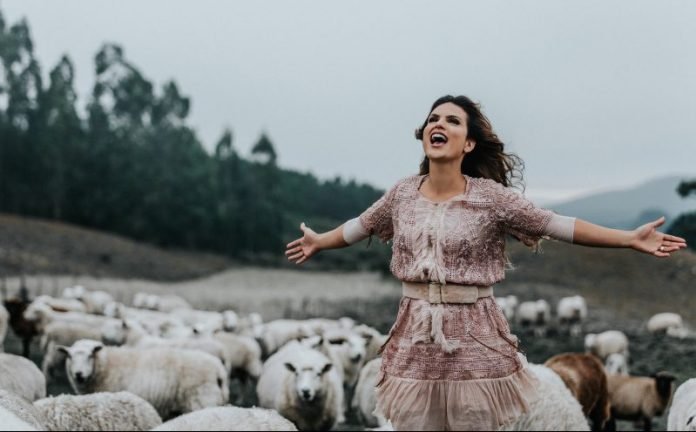 Aline Barros no clipe da música 